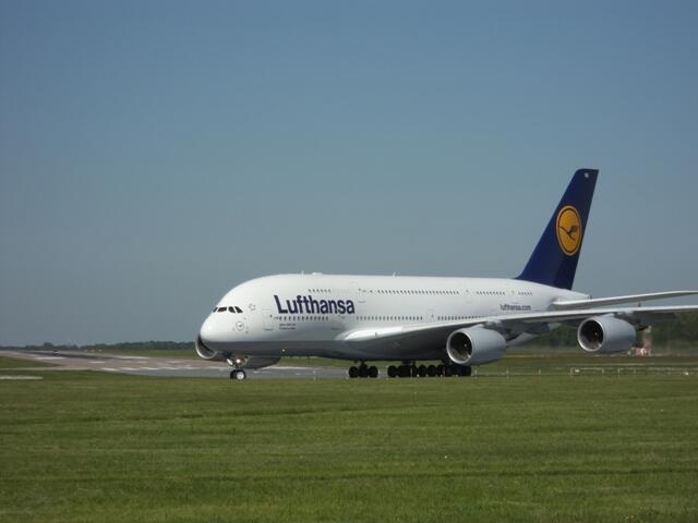 Der Airbus A 380 ist auf der Nordbahn des Flughafens Hannover ausgerollt und dreht Richtung Tower ein
