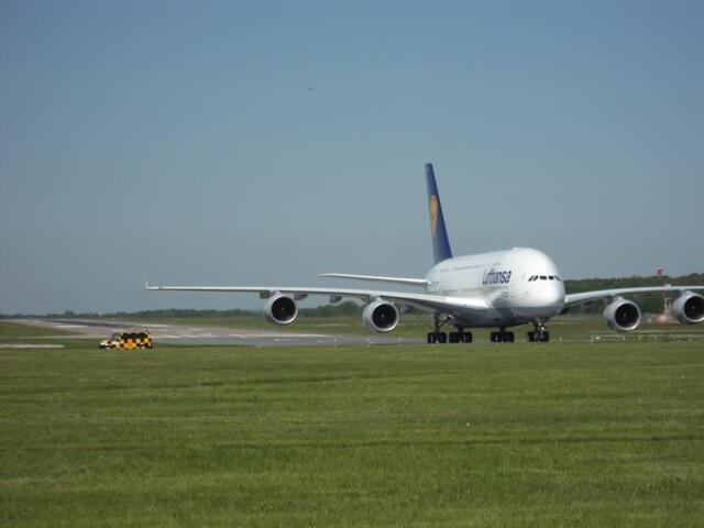 Der Airbus A 380 folgt auf der Nordbahn des Flughafens Hannover dem "Follow Me" Wagen