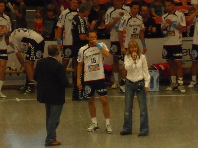 Lars Christiansen, Handball-Legende der SG Flensburg-Handewitt bestritt sein letztes Bundesliga-Spiel bei der TSV Hannover-Burgdorf. Für ihn standen alle Zuschauer auf. So etwas gibt es selten im Sport. Er hat es verdient.