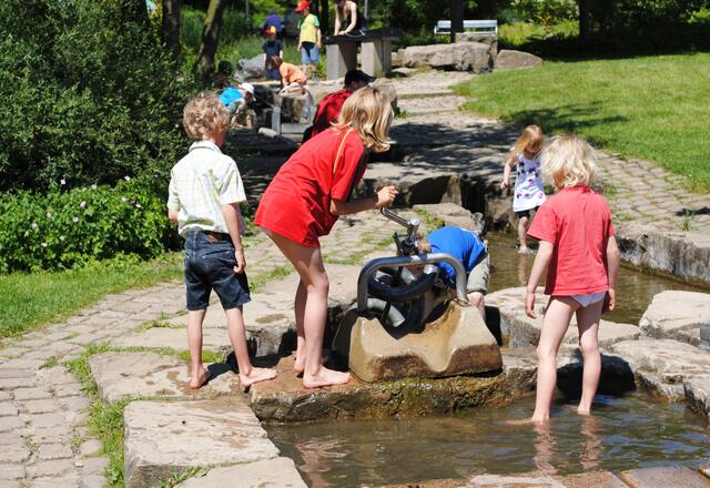 Wasser - mehr brauchen Kinder nicht zum glücklich sein!