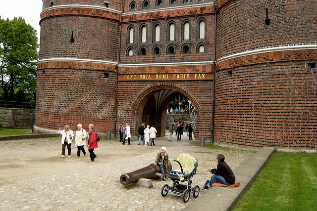 An der "Feldseite" des Stadttores über dem Durchfahrtsbogen die vergoldete Inschrift "CONCORDIA DOMI FORIS PAX" (Drinnen Eintracht, draußen Frieden).