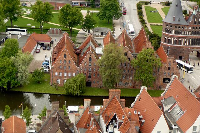 Blick von der Aussichtsplattform des Petriturms auf die Reihe der alten Salzspeicher an der Obertrave.