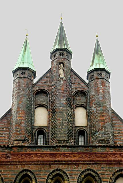 Giebel mit drei Filialen auf der Stadtseite. In der Nische im mittleren der achteckigen Türmchen befindet sich eine Madonnenfigur.