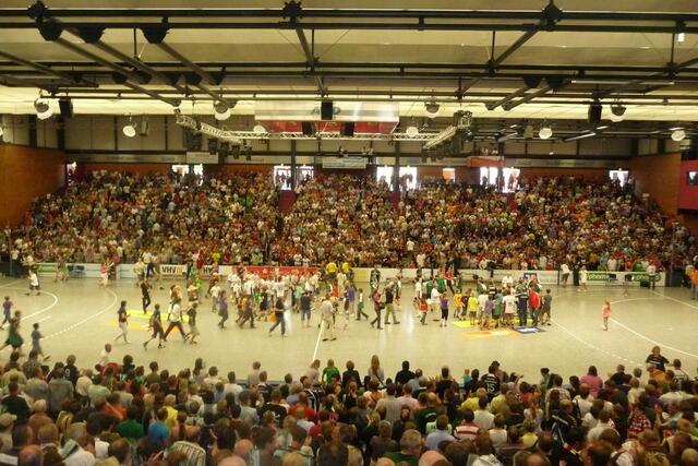 Die Fans strömen auf das Spielfeld.