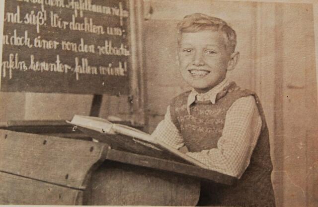 Der neun Jahre alte Alfred Steiner in der 2. Klasse