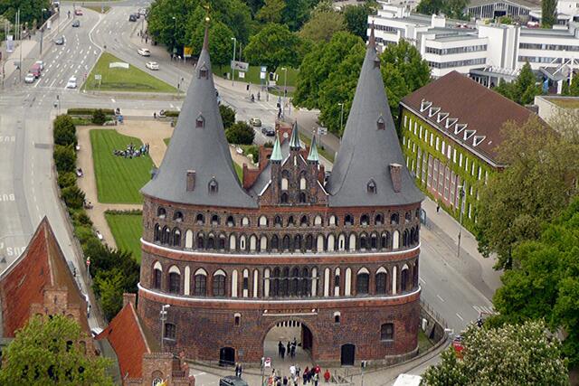 Das Holstentor ist das markante Symbol der Stadt Lübeck und ihrer früheren Vormachtstellung im Ostseeraum. Der Name des Tores geht auf seine Lage an der Ausfallstraße nach Holstein (Holsten) und Hamburg zurück.
