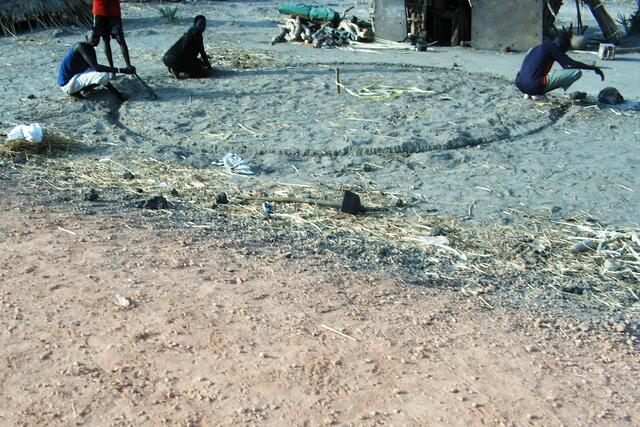 Mit einem Stock und einer Schnur einen Kreis ziehen.