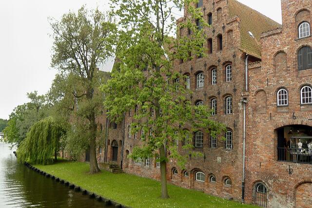 Die alten Salzspeicher an der Obertrave neben dem Holstentor.