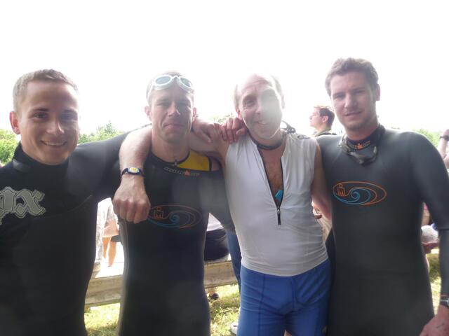 Vor dem Start: die Herthaner (von rechts:) Tim Bielmann, Friedhelm Döbel und Kai Bielmann mit dem 96er Freund Ronny Wagner.