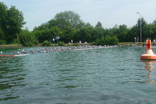 Kurz vor dem Start der 1. Startgruppe am Sonntag zur Mitteldistanz im Kanal beim 4. Wasserstadt-Triathlon in Limmer.
