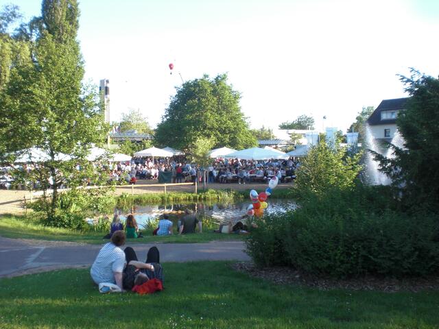 Blick auf das immer volle Weindorf
