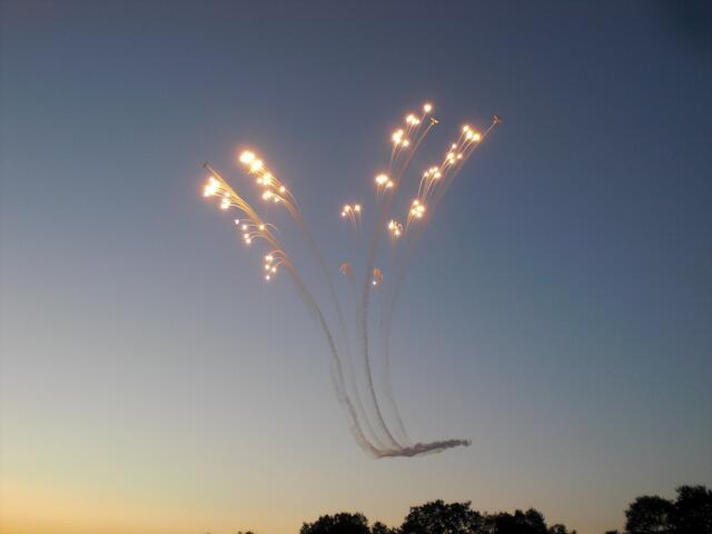 Feuerwerk aus Flugzeugen