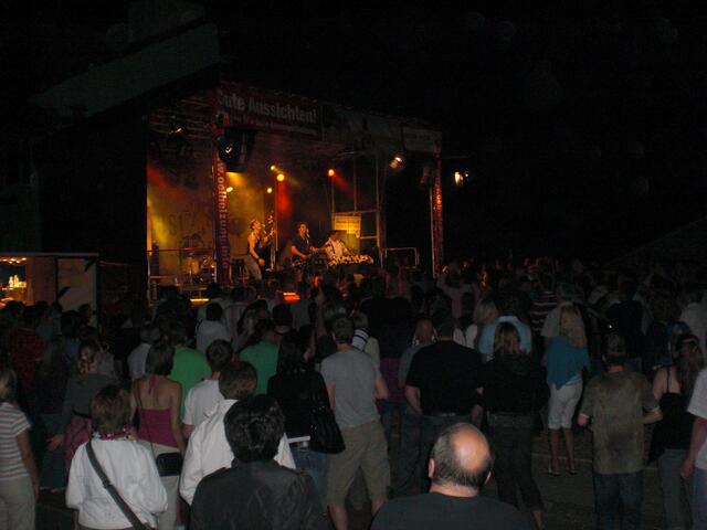 ...und der Platz füllte sich nach und nach, angelockt von gutem Rock'n'Roll!