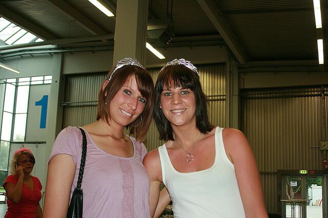 So wie diese zwei Damen waren viele in der Donauhalle mit Krönchen zu sehen