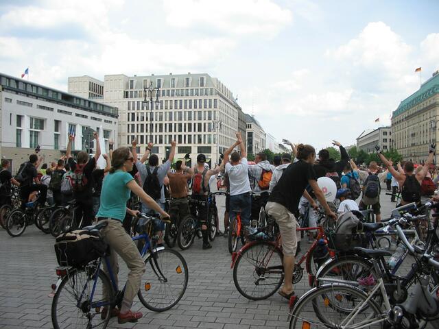 Am Brandenburger Tor feiern die Radler...