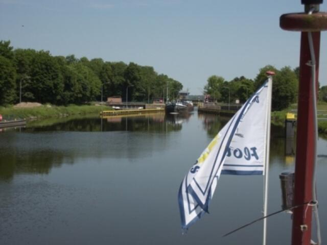 Erst das Frachtschiff, dann das Fahrgastschiff "Nienburg"