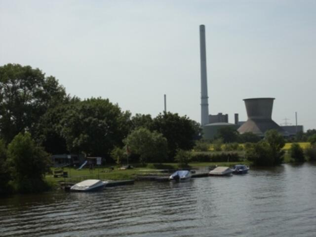 Vor dem Kraftwerk Landesbergen