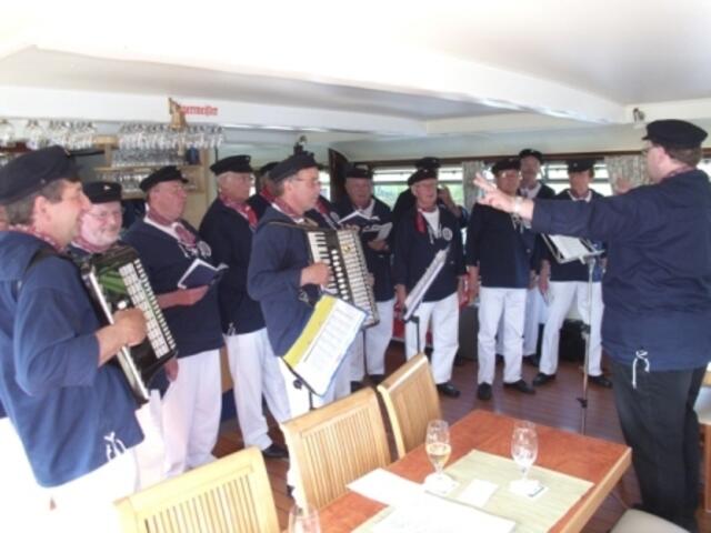 Der Shanty Chor WSV Hoya unterhält die Gäste auf der