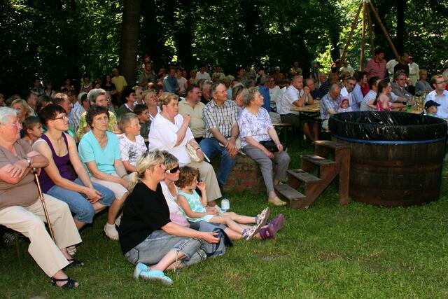 Viele Zuschauer trängten sich auf der kleine Radinsel zusammen.