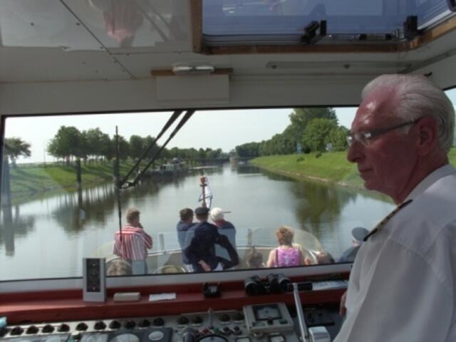 Kapitan Udo Abet hat die Weser im Blick und sein Schiff unter Kontrolle
