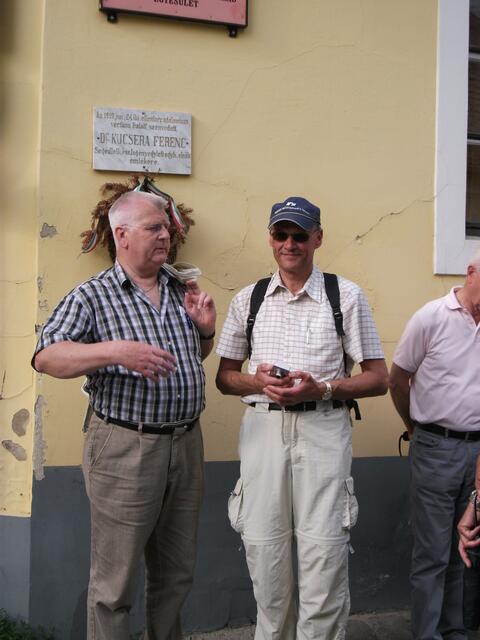 Der Leiter der Reisegruppe, Ewrin Fath (lks) und der Vorsitzende der Kolpingsfamilie Gersthofen, Walter Steiner, vor dem Haus der Kolpingsfamilie Szentendre, Ungarn