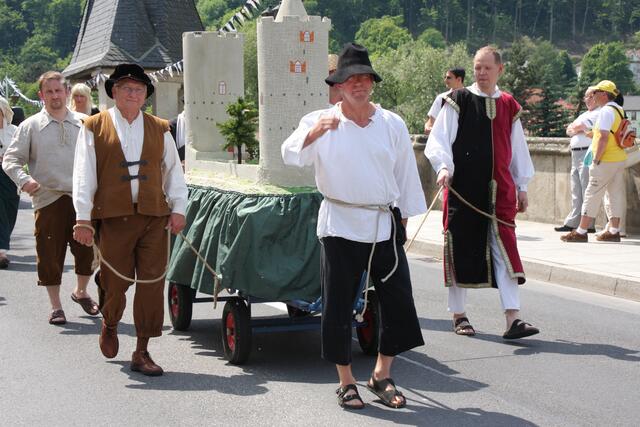 Der Heimatverein Saaleck e.V. stellt das Burgvolk der Burg Saaleck dar.
