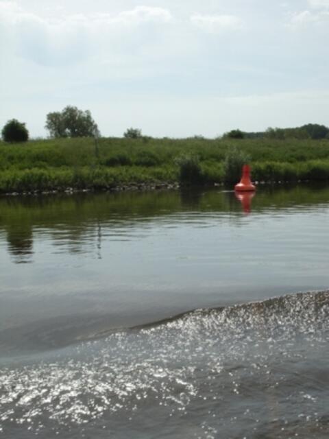 Rote Tonne an Backbord (links)