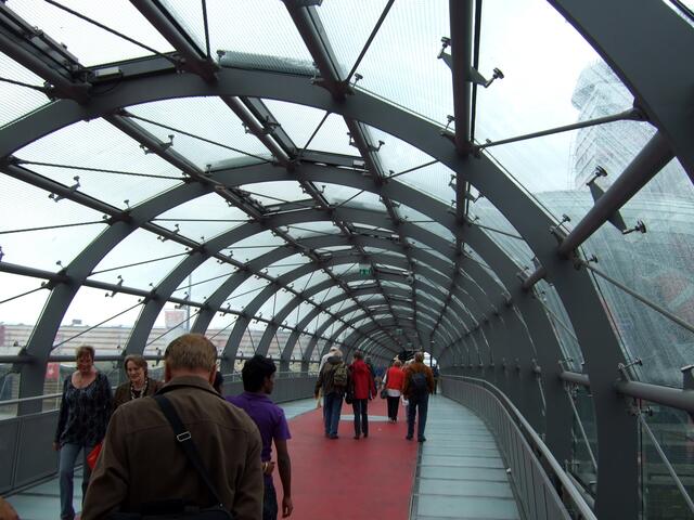 105 m lange Glasbrücke