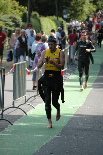 Tim Bielmann nach den 1,9 km Schwimmen auf dem Weg zur Wechselzone.