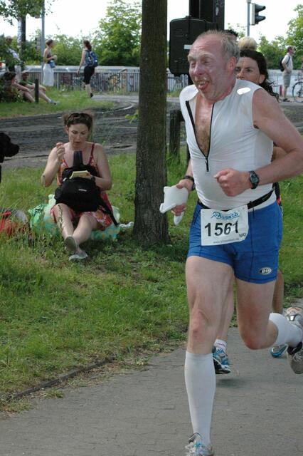 Die ersten Laufkilometer für Friedhelm. Noch liegen gut 20 km Laufen vor ihm. Das wird hart!!!