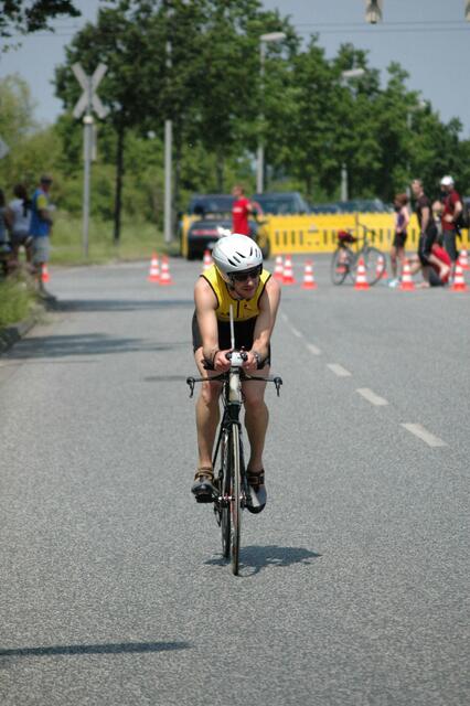 Tim liegt auf seinem Triathlonlenker und muss noch 30 km fahren.