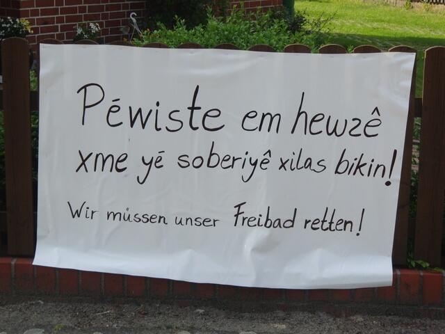Das erste Plakat auf kurdisch