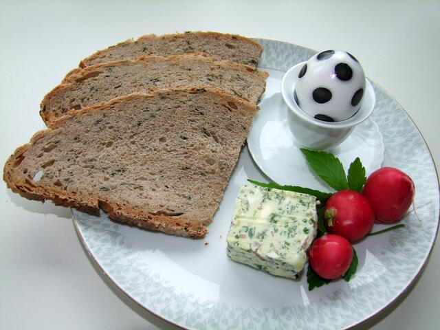 Mit selbstgemachter Bärlauchbutter eine "weltmeisterliche" Brotzeit