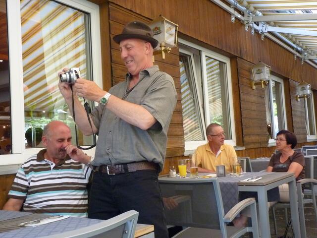 Silvano ist mit Tschibos Foto unterwegs, er will auch mal HINTER der Kamera stehen.