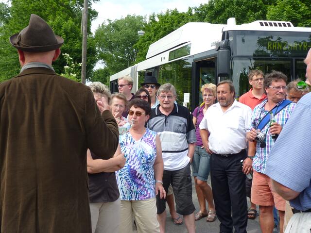 Gespannt hören alle zu!