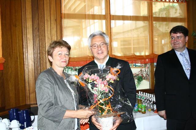 Auch Bürgermeister Ludwig Fröhlich überreichte Frau Bauer Blumen