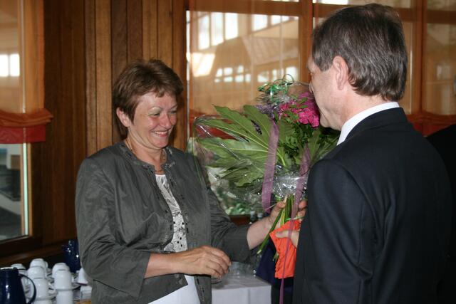 Zum Abschied übergab Uwe Deyle Gudrun Bauer noch einen Blumenstrauß