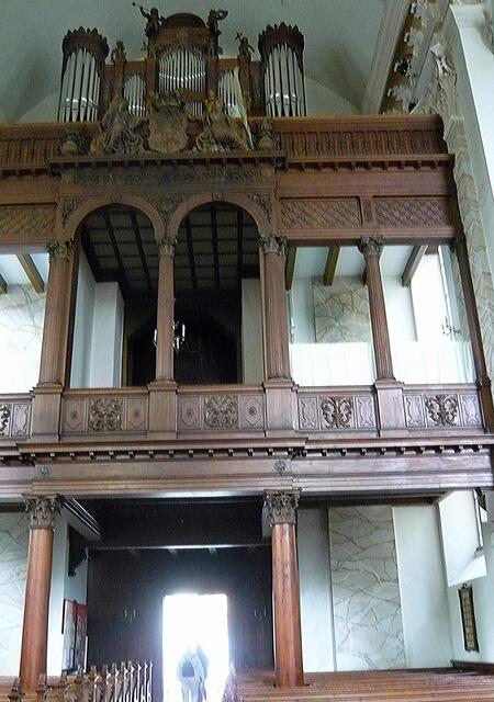 Zur Ausstattung der Schelfkirche gehört die Friese-Orgel. Schnitzarbeiten zeigen die Wappen der Herzöge von Mecklenburg-Schwerin.
