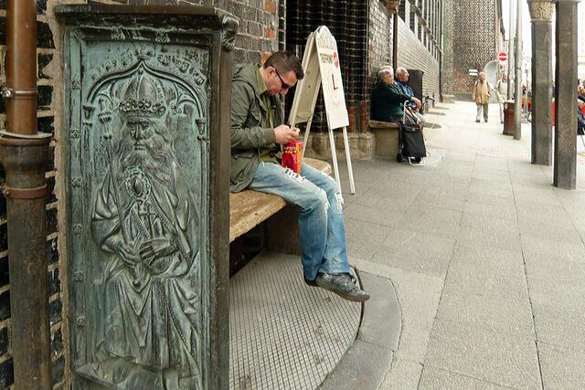 Ein Blick sollte unbedingt auf die Reliefs an den Backwangen (Kaiser und „wilder Mann“ von 1452) geworfen werden.