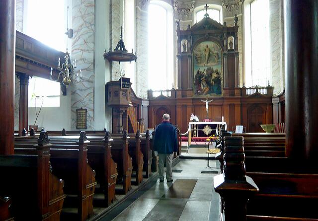 Vom Kirchenraum führt vor dem Altar eine Treppe hinunter zur Fürstengruft.