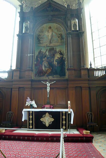 Der Altar der Schelfkirche wird von einer durchgehenden Holzwand hinterfangen. Das Altarbild stammt von Gaston Lenthe, dem Schweriner Hofmaler.