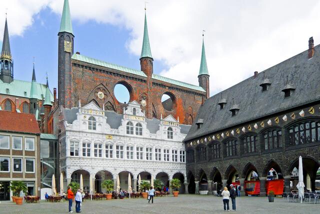 Am Marktplatz, dem traditionellen Mittelpunkt der Stadt, ist das Rathaus mit seinen verschiedenen Baugruppen bestens zu erkennen.