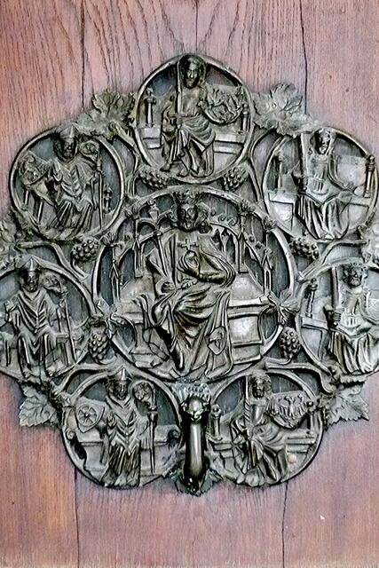 Beachtlich sind die Türbeschläge des Portals (1350), die den Kaiser und die Kurfürsten zeigen.