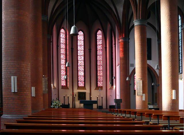 Dreischiffige Hallenkirche, geprägt durch zwei Reihen von Rundpfeilern