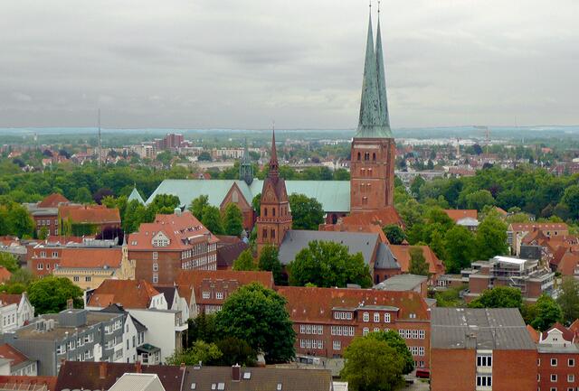Luftaufnahme: Türme des Doms - 115 m, Turm der Propsteikirche - 60 m.