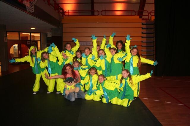 Red°Nation°Kids mit Trainerin Mitschu und Maskottchen