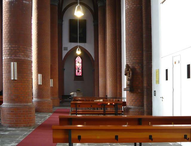 Das rechte Seitenschiff der Herz-Jesu-Kirche