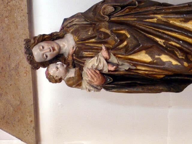 Im linken Seitenschiff steht seit 1991 die "Madonna mit dem Kind" (Nachbildung eines Originals von 1466 aus dem ehemaligen Brigittenkloster in Vadstena, Schweden).