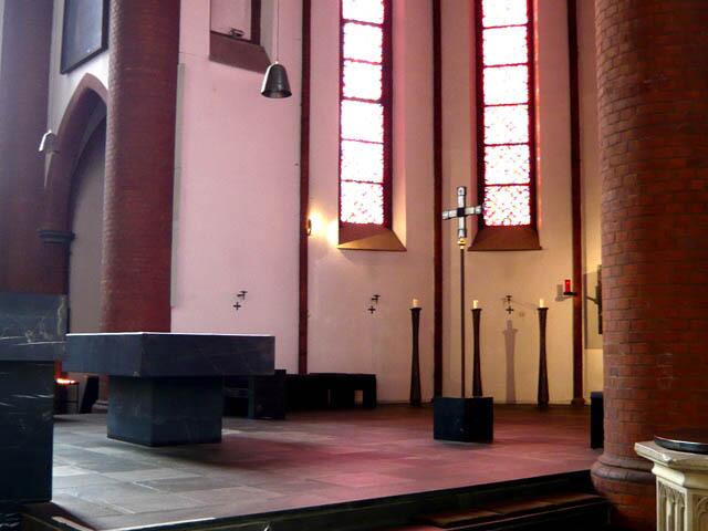 Im Chorraum: Altar und Vortragekreuz