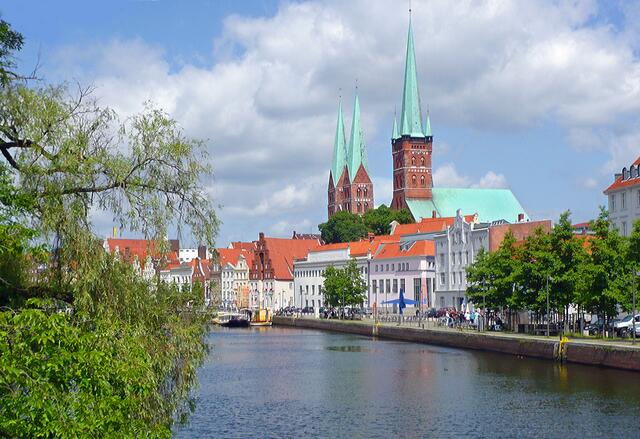 108 m hoch ist der Turm von St. Petri, von dessen Aussichtsplattform ein Rundblick auf die gesamte Altstadt möglich ist (im Hintergrund die Doppeltürme von St. Marien).